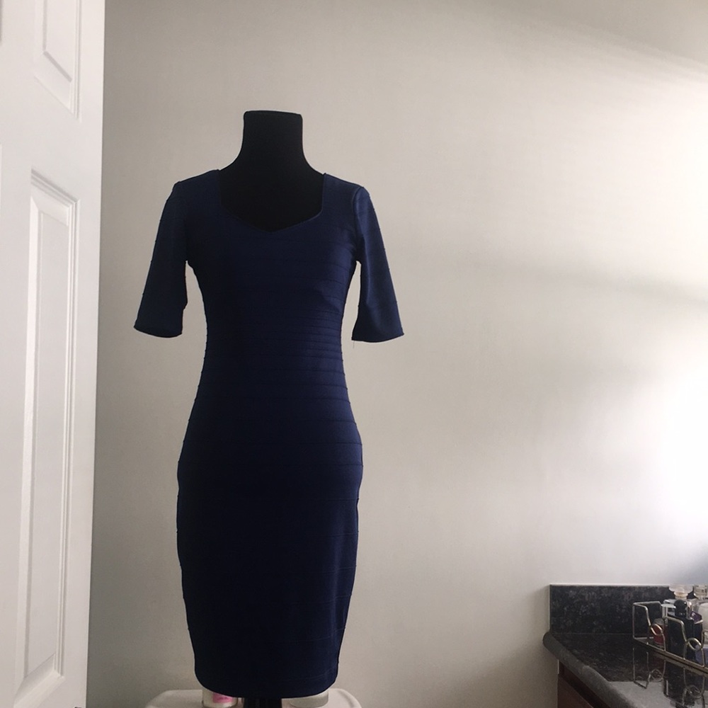 All blue with a long zipper in the back 💙🤤